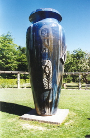 Keramikvase im Pergolarund